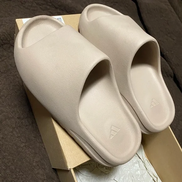 NWT Yeezy Slide Sandals in PURE 0550603440174NEW_01_135.jpg?sw=600 main image 2